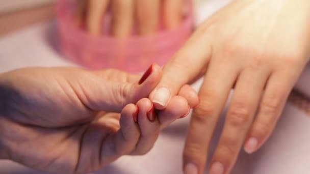 Mains féminines manucure vue rapprochée. ongles rouges 
