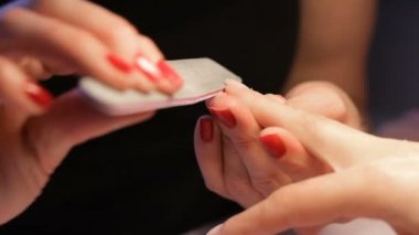 Görünümü kadar eller manikür yakın. Kırmızı tırnak