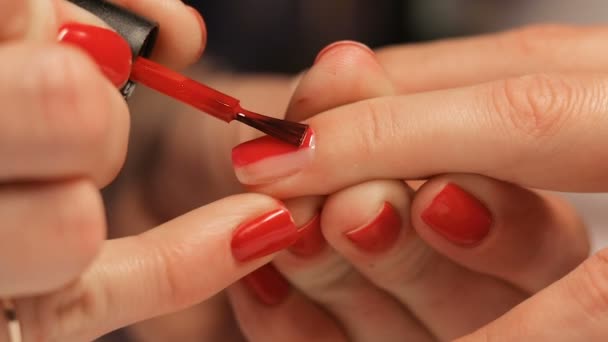 Las manos femeninas manicura vista de cerca. clavos rojos — Vídeo de stock