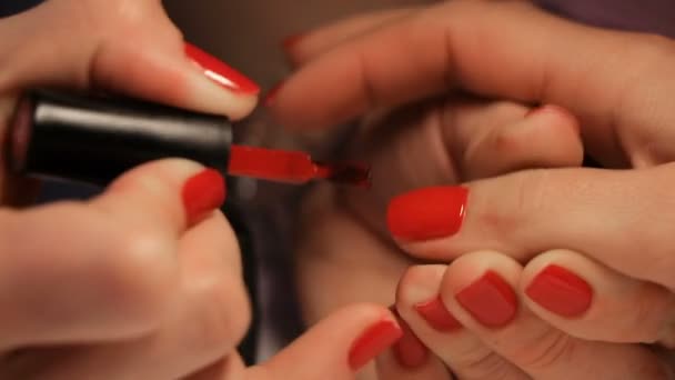 Ženských rukou manikúra blízko pohled. červené nehty — Stock video