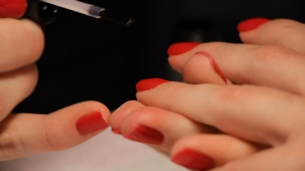 Mains féminines manucure vue rapprochée. ongles rouges 
