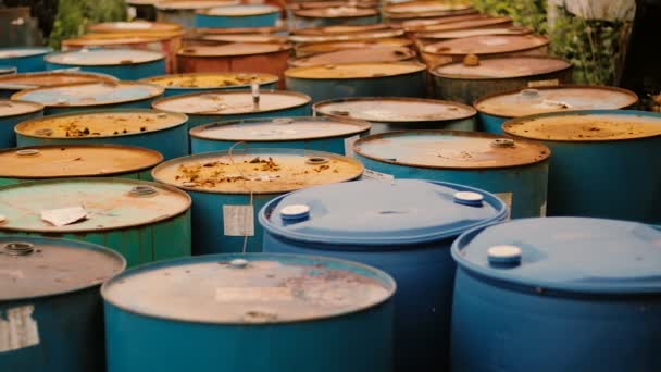 Viejos barriles oxidados con barriles de productos petrolíferos — Vídeos de Stock