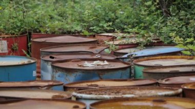 Eski paslı varil petrol ürünleri fıçılar ile