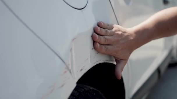 Bílé auto poškození na bílém pozadí. Poškozené vozidlo. — Stock video