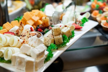 Peynirli ve salatalı tabak.