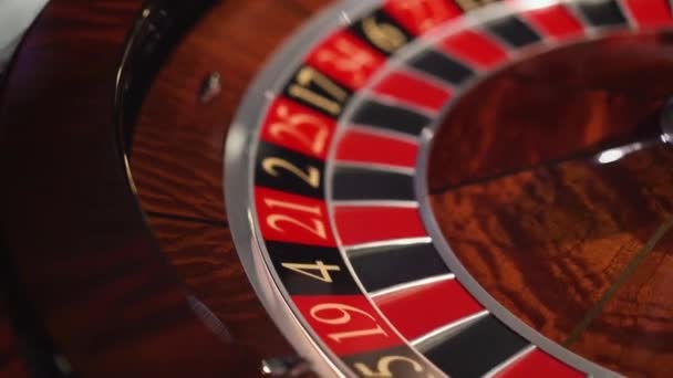 Roleta no casino gira e bola branca — Vídeo de Stock