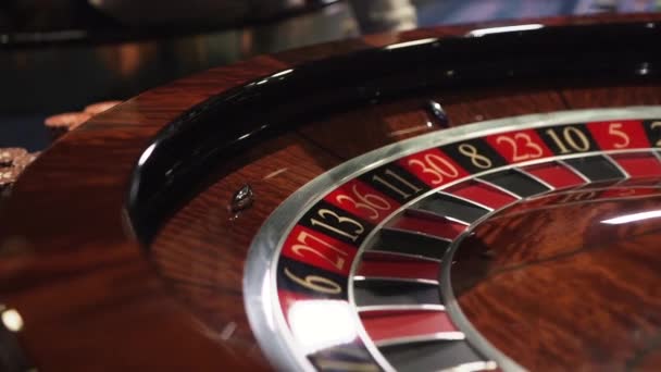 Ρουλέτα στο καζίνο περιστροφές και λευκή μπάλα — Αρχείο Βίντεο