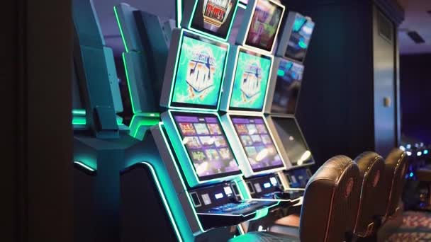 Budva, montenegro - 19. januar 2020: der spielautomat im casino — Stockvideo