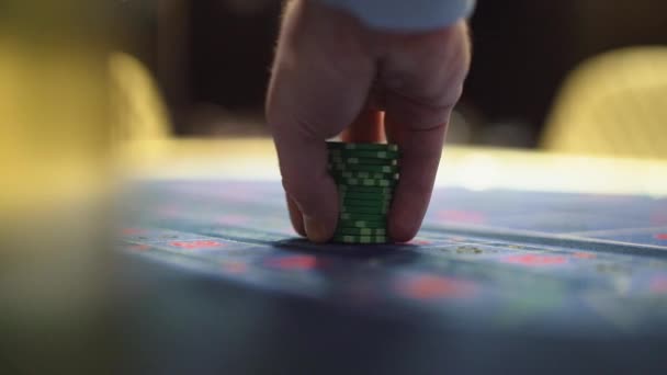 Dealer werkt in het casino bewegende chips met zijn handen aan de speeltafel — Stockvideo