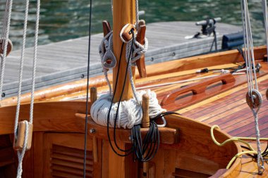 Güzel bir teknenin iplerini kıstır.