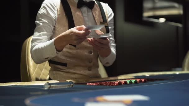 Diller entrega cartas na mesa de jogos no cassino — Vídeo de Stock