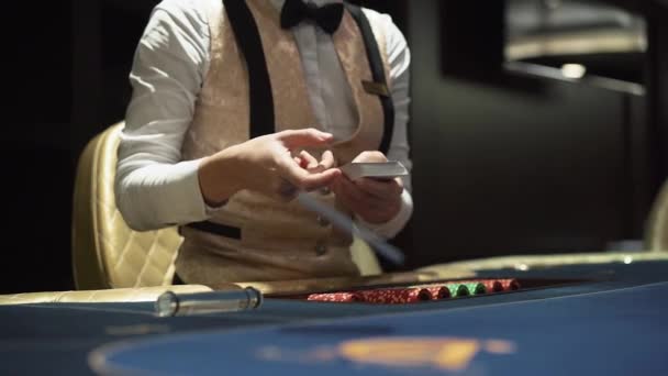 Diller hands out cards at the gaming table in the casino — Stock Video