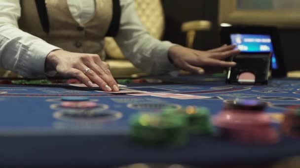 Dealer hands out cards at the gaming table — Wideo stockowe