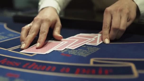 Dealer hands out cards at the gaming table — Wideo stockowe