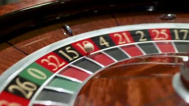 Roulette nel casinò gira e palla bianca — Video Stock