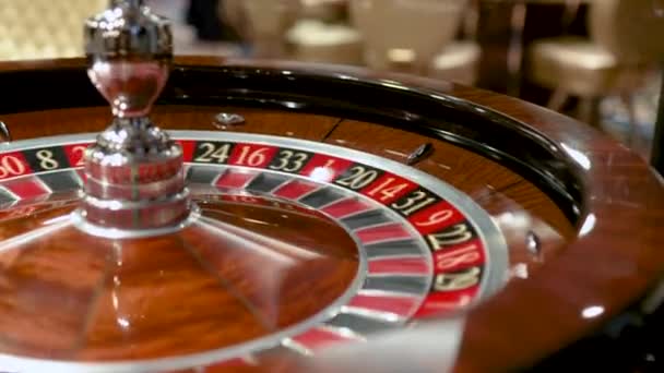 Roulette nel casinò gira e palla bianca — Video Stock