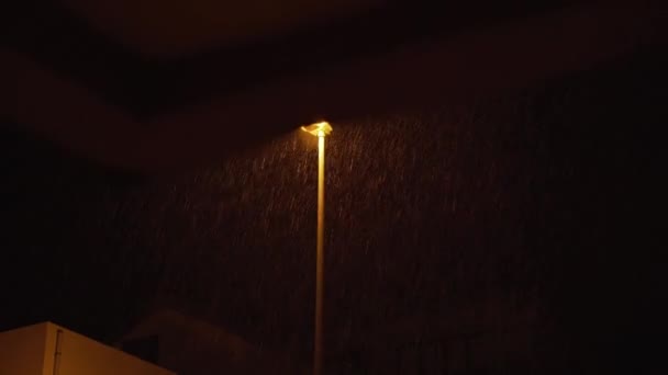 La lanterna sul palo brilla di notte quando piove — Video Stock