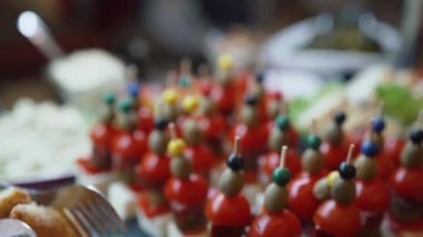 Atıştırmalıkların durduğu büfe masasının üzerinde kamera hareketi