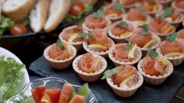 Paniers appétissants de poisson rouge en collation — Video