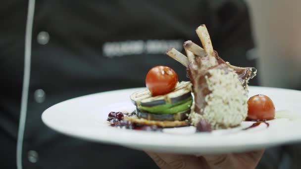 Chef presenta su plato patas de pollo con tomate y semillas de sésamo — Vídeos de Stock