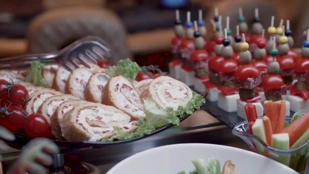 La caméra survole la table du buffet — Video