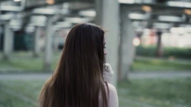 Koruyucu maskeli ve lastik eldivenli kız korku ve korkuyu resmediyor.