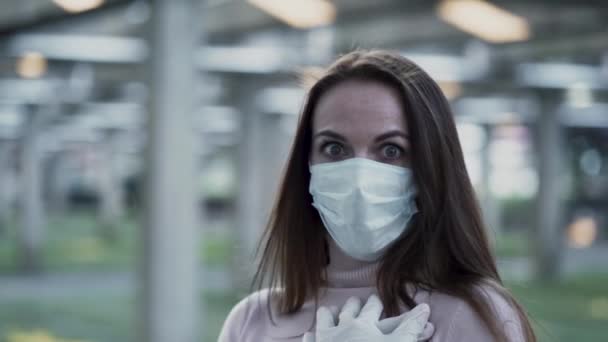 Портрет девушки в защитной маске большой испуг от коронавируса — стоковое видео