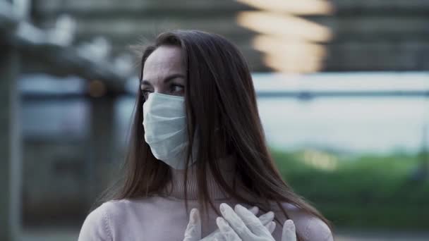 Portrait of a girl in a protective mask a great fright from the coronavirus — Stock Video