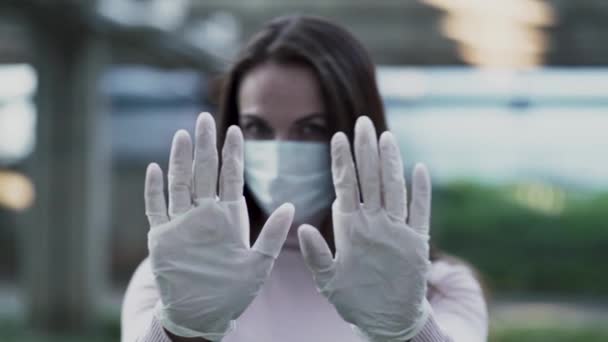 Портрет девушки в защитной маске на ее лице эпидемия коронавируса — стоковое видео