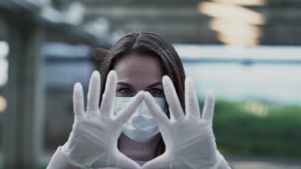 Retrato de uma jovem em uma máscara protetora — Vídeo de Stock