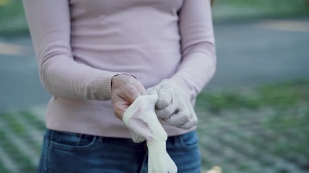 Vrouw draagt witte rubberen medische handschoenen — Stockvideo