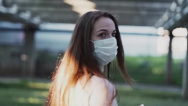 Koruyucu maskeli ve lastik eldivenli kız korku ve korkuyu resmediyor. — Stok video