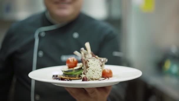 Шеф-кухар представляє свою страву курячі ноги з насінням помідорів і кунжуту — стокове відео