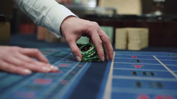 Un mazziere in un casinò detiene giocare fiches con due mani — Video Stock