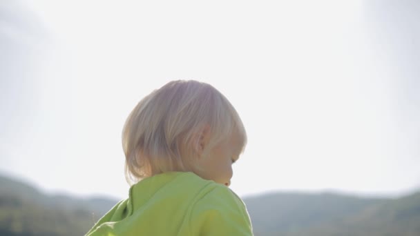 Küçük çocuk parlak güneşe karşı — Stok video