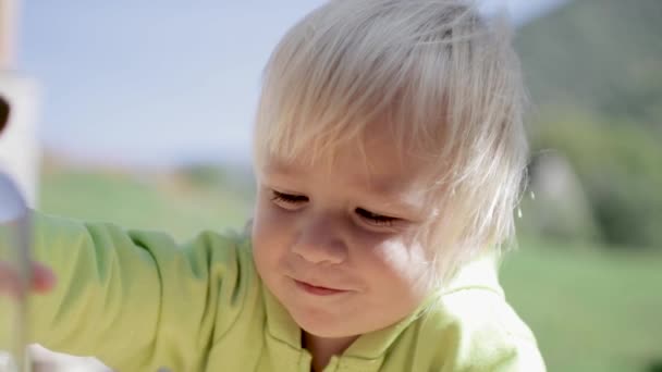 Kleiner Junge mit blonden Haaren lächelt — Stockvideo