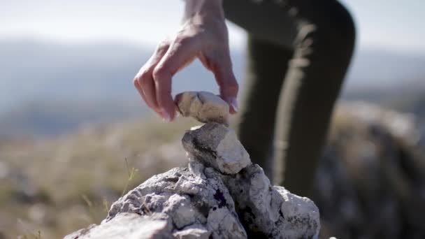 Γυναίκες χέρι με μανικιούρ παίρνει μια πέτρα — Αρχείο Βίντεο
