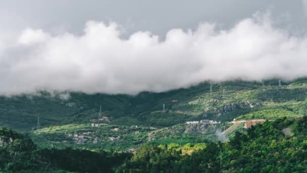 Timelapse groene bergen en dikke wolken van huisjes in de bergen — Stockvideo