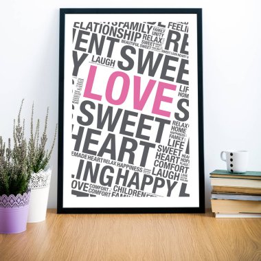 Çerçeve ev kelime bulutu ile masa üzerinde 