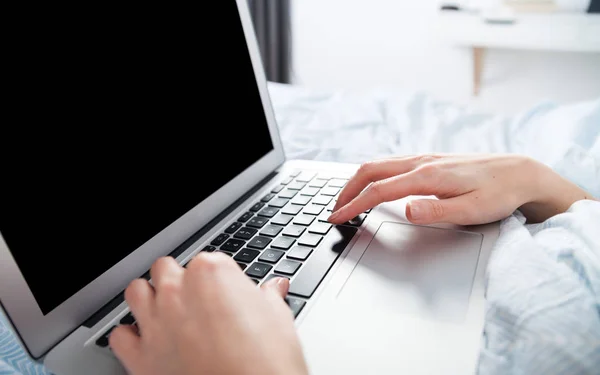 Giovane ragazza utilizzando il computer portatile a casa da vicino — Foto Stock