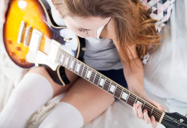 Jovem tocando guitarra no quarto em casa — Fotografia de Stock