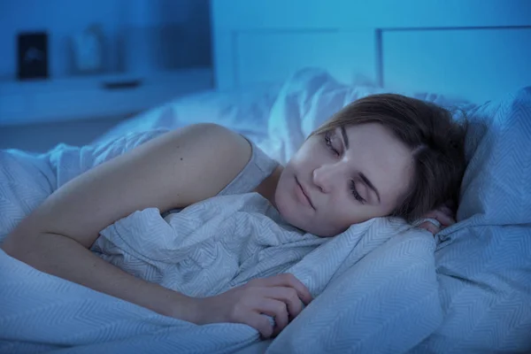 Mädchen schläft nachts friedlich im Bett — Stockfoto
