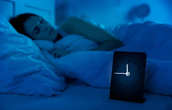 Девушка мирно спит в постели ночью — стоковое фото