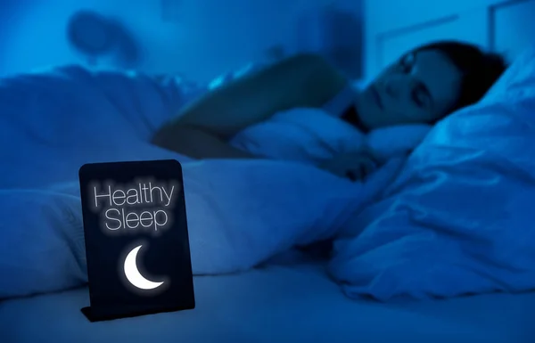Mädchen schläft nachts gesund im Bett — Stockfoto