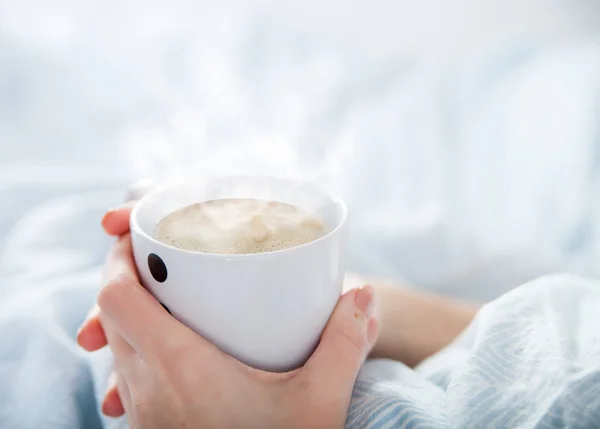 Kvinna dricka morgonkaffe i sängen, närbild — Stockfoto