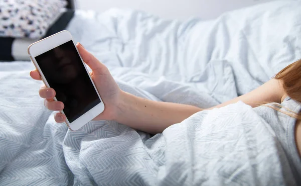 Morgen im Bett Frau mit Smartphone, Nahaufnahme leerer Bildschirm — Stockfoto