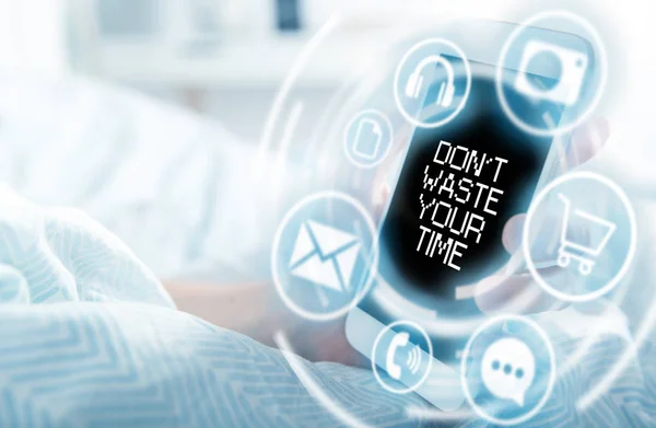 Verschwenden Sie nicht Ihre Zeit und Cloud von Apps in der Hand, während Sie zu Hause liegen — Stockfoto