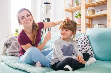 Anne ve kızı koltukta oturan ve birlikte oynama