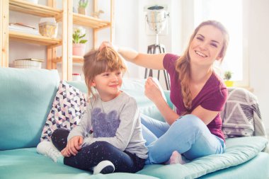 Anne ve kızı koltukta oturan ve birlikte oynama