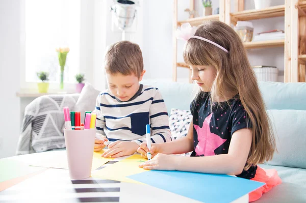 Kız ve erkek kardeşim ile renkli kalemler evde çizim — Stok fotoğraf